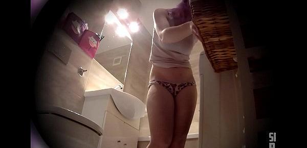  SPYCAM - Teen with nice body in toilet for make up